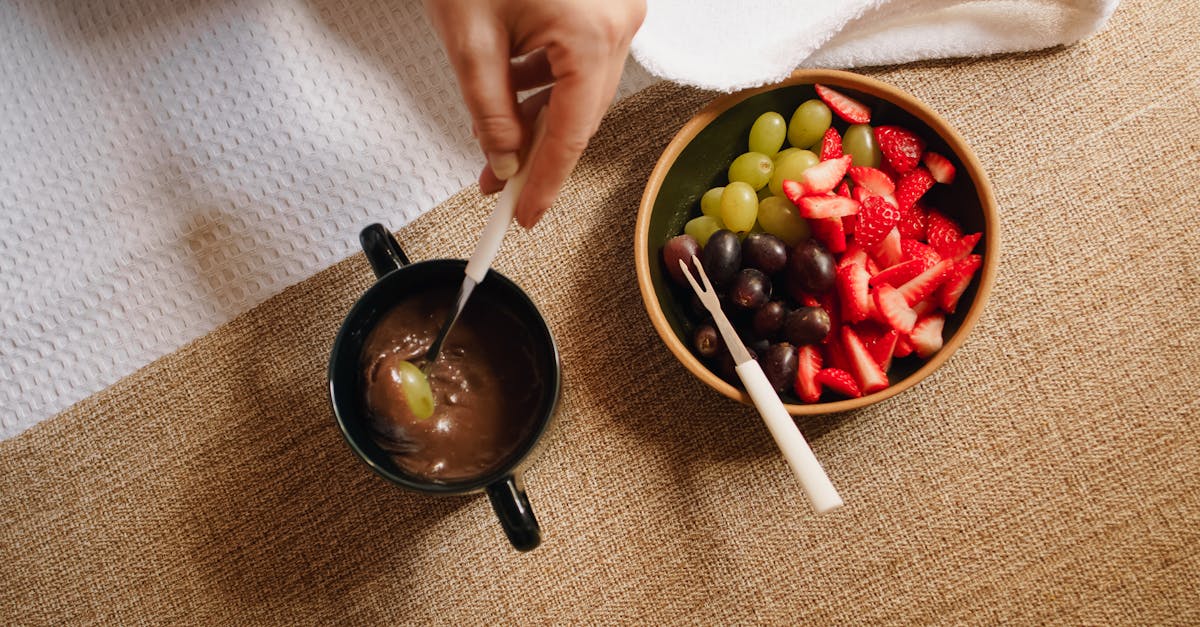 découvrez les secrets d'une fondue parfaite avec notre guide complet. des recettes irrésistibles, des conseils pratiques et des astuces pour savourer ce plat traditionnel suisse, idéal pour vos soirées conviviales entre amis ou en famille.