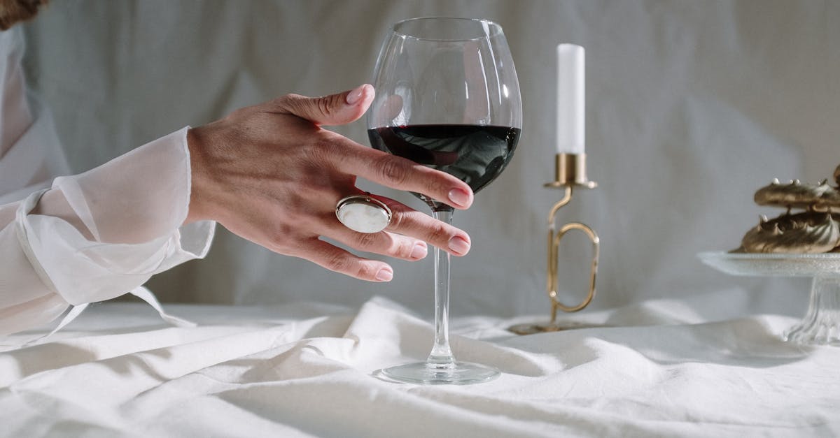 découvrez comment remplacer le vin blanc dans vos recettes avec des alternatives savoureuses et accessibles. que ce soit pour cuisiner ou pour déguster, trouvez le substitut idéal qui saura rehausser vos plats sans compromettre le goût!